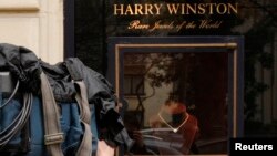 Seorang juru kamera tengah mengambil gambar di depan toko Harry Winston di Paris, pasca perampokan, 5 December 2008 (Foto: dok). 