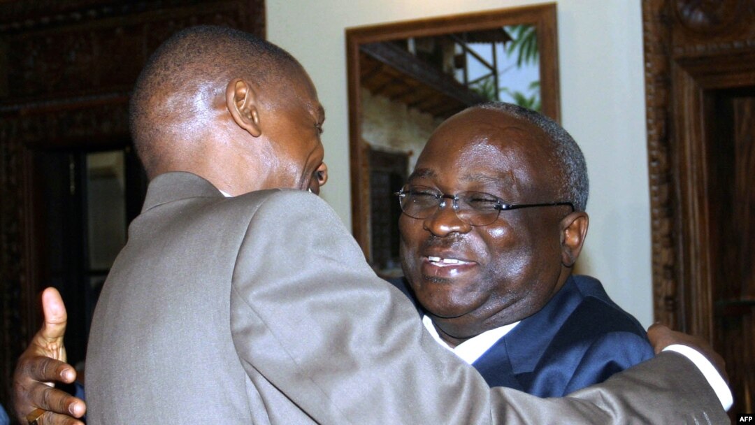 Domitien Ndayizeye yahoze ari Prezida w'Uburundi arwana mu nda n'umunyepolitike Agathon Rwasa. Ino foto yafashwe mu 2005 mu biganiro vyo kuraba ingene abarwanyi boza mu ma masezerano y'amahoro