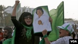 Para pendukung Gaddafi melakukan unjuk rasa sambil membawa poster pemimpin Libya di Tripoli (foto: dok.).