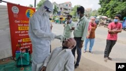 Tes swab Covid-19 di Ahmedabad, India, 26 September 2020. (Foto dok).