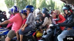 Para pemudik dengan sepeda motor adalah korban kecelakaan lalu lintas terbanyak pada Lebaran tahun ini. (VOA/Andylala Waluyo)