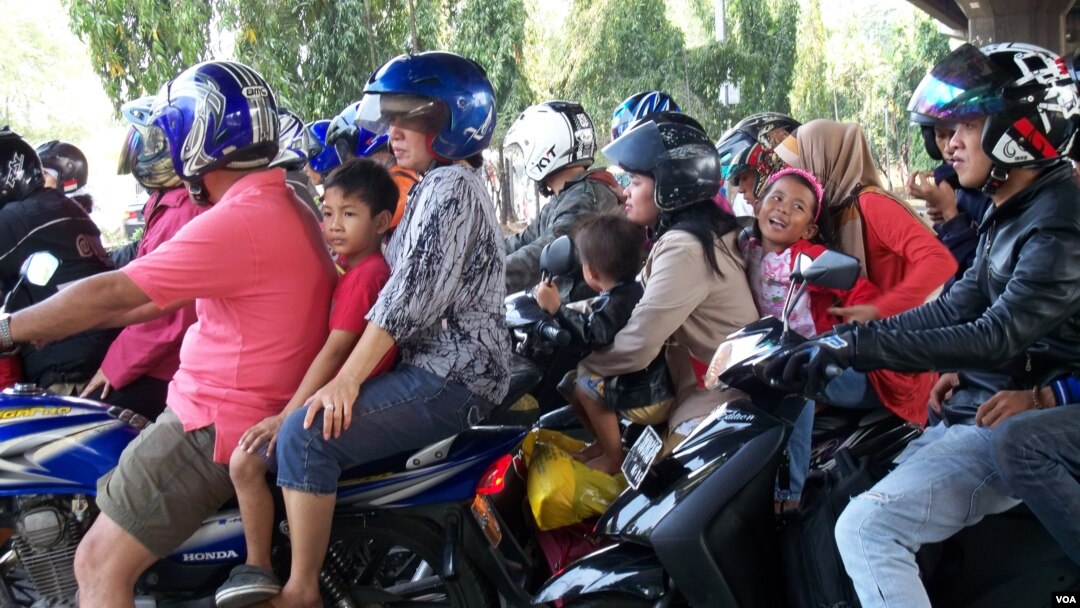 Para pemudik lebaran dengan sepeda motor (foto: Andylala/VOA). Dari jumlah kematian akibat kecelakaan di jalan raya, diperkirakan 70 persen korban tewas adalah pengendara sepeda motor. 