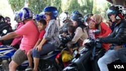 Para pemudik lebaran dengan sepeda motor (foto: Andylala/VOA). Dari jumlah kematian akibat kecelakaan di jalan raya, diperkirakan 70 persen korban tewas adalah pengendara sepeda motor. 