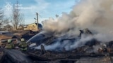 Na ovoj fotografiji koju je dostavila ukrajinska služba za hitne slučajeve, osoblje hitnih službi radi na gašenju požara nakon ruskog raketnog napada u Lavovu, Ukrajina, 17. novembra 2024.