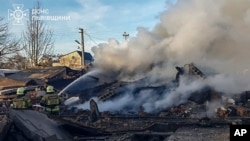 Na ovoj fotografiji koju je dostavila ukrajinska služba za hitne slučajeve, osoblje hitnih službi radi na gašenju požara nakon ruskog raketnog napada u Lavovu, Ukrajina, 17. novembra 2024.