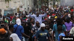 El exsenador del Departamento Norte Jean-Charles Moise, centro, hace gestos durante una protesta contra el gobierno y pide la renuncia del primer ministro Ariel Henry, en Puerto Príncipe, Haití, el 5 de febrero de 2024. 