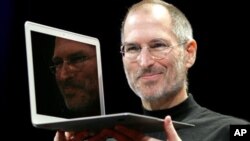 Pendiri Apple, mendiang Steve Jobs saat memperkenalkan salah satu produk laptop Apple, MacBook Air yang diluncurkan Januari 2008 (foto: dok).