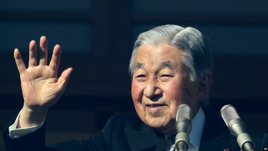 Kaisar Jepang Akihito melambaikan tangan kepada masyarakat dari balkon tahan peluru di Istana Kekaisaran di Tokyo, 23 Desember 2017.