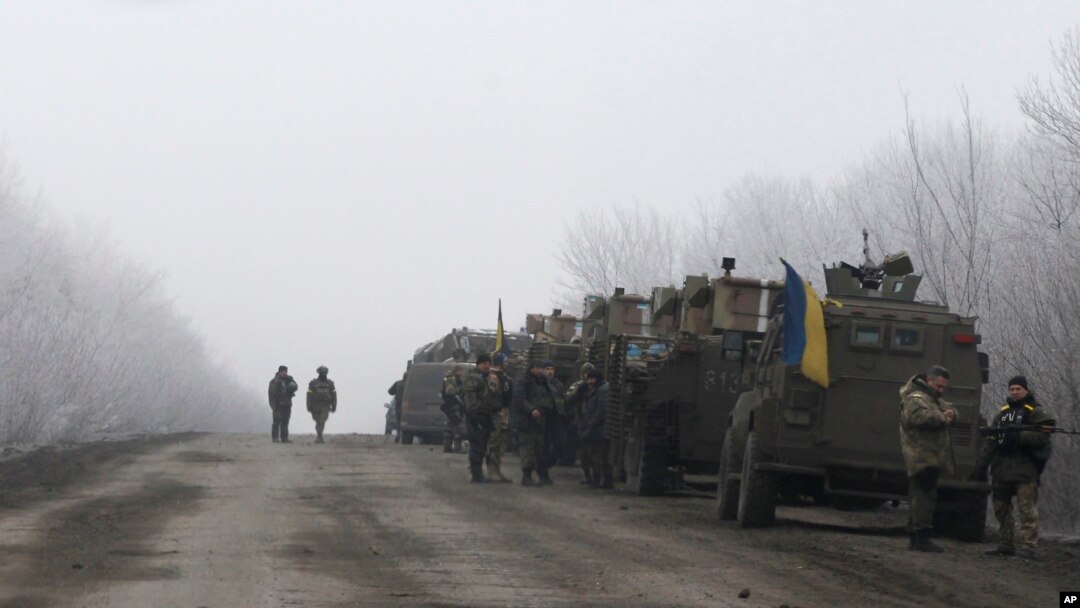 Konvoi miller Ukraina berhenti di sebuah jalan antara kota Dabeltseve dan Artemivsk, Ukraina, 14 Februari 2015. 