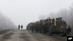 Konvoi Militer Ukraina terlihat sedang berhenti di jalan antara kota Dabeltseve dan Artemivsk, Ukraina (14/2).