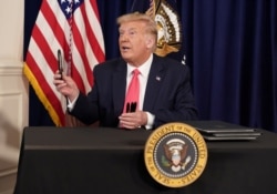 El presidente Donald Trump habla con periodistas en una conferencia de prensa en su club de campo en Bedminster, Nueva Jersey, el sábado 8 de agosto de 2020.