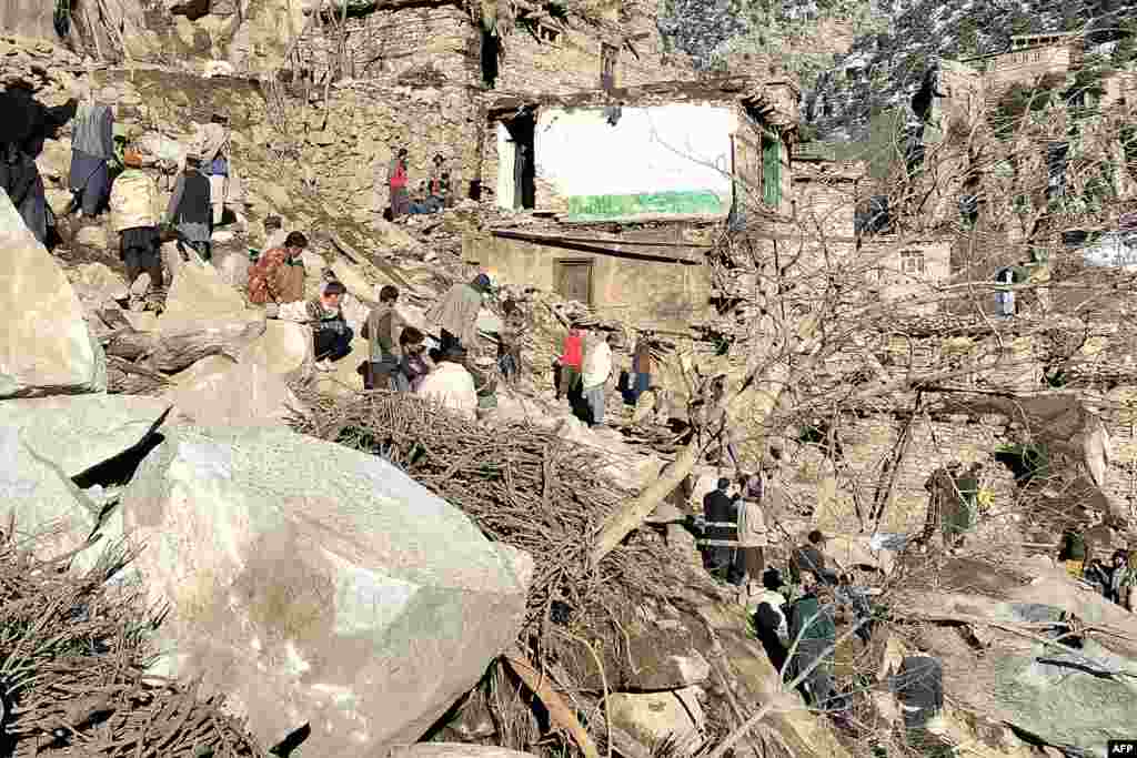 طالبان گفته اند که لغزش زمین در نورستان سبب کشته شدن کم از کم ۲۵ نفر شد.