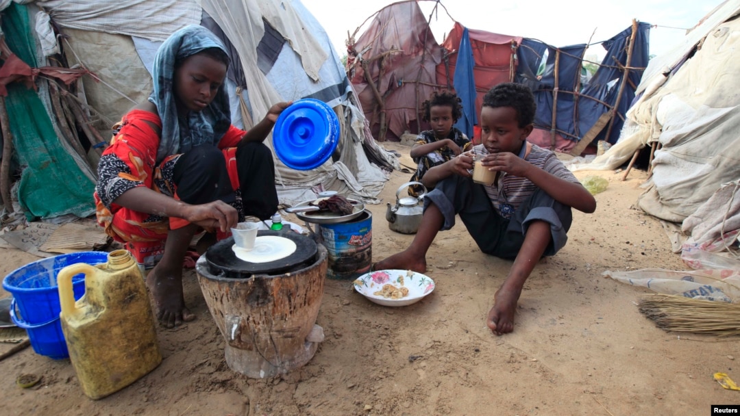 An internally displaced Somali girl prepares the traditional Somali breakfast "Anjero" at Sayyidka camp in the Howlwadag district, south of Somalia's capital Mogadishu, May 3, 2013. 