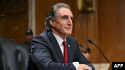 ARCHIVO - El exgobernador de Dakota del Norte Doug Burgum testifica ante una audiencia del Comité de Energía y Recursos Naturales del Senado sobre su nominación para ser Secretario del Interior, en el Capitolio en Washington, el 16 de enero de 2025.