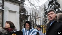 Russian opposition leader and former Vice-Prime Minister Boris Nemtsov stages a protest in front of the Belarus embassy in Moscow in support of journalists arrested in Belarus, on December 27, 2010.