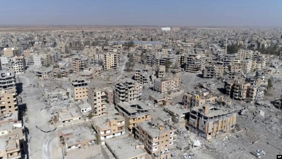 Gambar yang diambil dari rekaman video drone memperlihatkan gedung-gedung yang rusak di Raqqa, Suriah