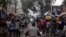 La gente camina en un mercado callejero de Petion-Ville mientras las motocicletas pasan, en Puerto Príncipe, Haití, 24 de julio de 2021. REUTERS / Ricardo Arduengo