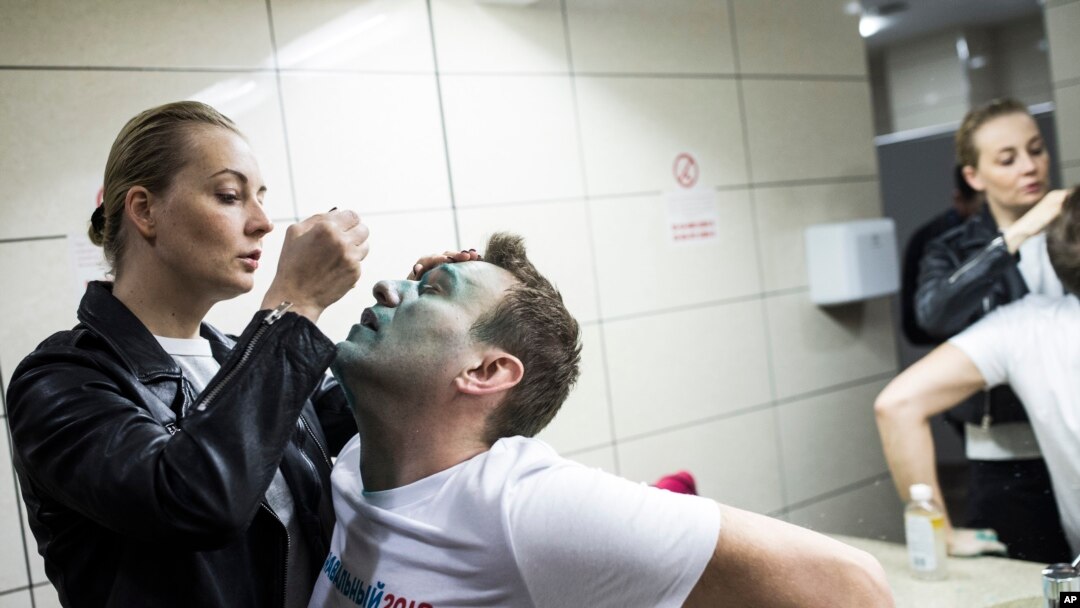 Yulia, istri dari pemimpin oposisi Rusia, Alexei Navalny mengobatinya setelah mendapat diserang oleh orang tak dikenal dengan cairan berwarna hijau di luar ruangan konferensi di Moskow, Rusia, 27 April 2017 (Foto: dok). 