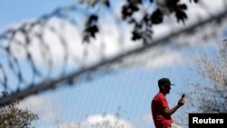 Un migrante pasa el tiempo en el campamento de Matamoros, esperando a que las autoridades estadounidenses procesen sus casos, el 20 de febrero de 2021.