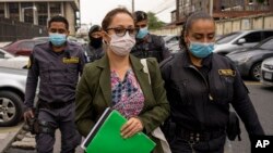La fiscal guatemalteca Virginia Laparra es escoltada por la policía cuando llega a un tribunal para una audiencia en la Ciudad de Guatemala, el 7 de junio de 2022. 
