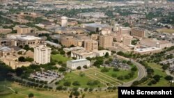 La universidad declaró un "código granate" alertando de un hombre armado en el área oeste del campus.