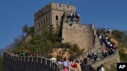 Wisatawan memanjat hamparan Tembok Besar China di Badaling di pinggiran Kota Beijing pada Selasa, 6 Oktober 2020. (Foto: AP)