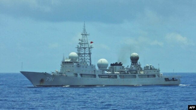 Në këtë fotografi të marrë nga Roja Bregdetare Tajvaneze duket një anije ushtarake kineze disa milje pranë Green Island, në lindje të bregdetit të Tajvanit (24 maj 2024)