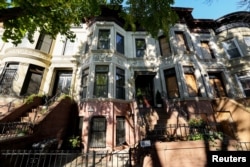 Sebuah rumah yang digerebek oleh agen FBI yang terkait dengan penggalangan dana kampanye, Brianna Suggs di wilayah Brooklyn, New York. (Foto: Reuters)