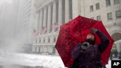 La tempête de neige arrive à New York, samedi 23 janvier 2016. (AP Photo/Julie Jacobson)