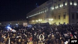 Kryeministri i Italisë Silvio Berluskoni jep dorëheqjen, italianët festojnë
