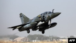 Un Mirage 2000 de l'armée de l'air française, décolle d'une base aérienne à N'Djamena, le 22 décembre 2018, pour participer à une mission Barkhane dans la région du Sahel en Afrique.