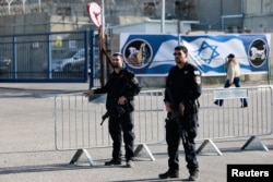 Polisi Israel berjaga di penjara militer Israel, Ofer, pada hari Israel membebaskan tahanan Palestina di dekat Ramallah di Tepi Barat yang diduduki Israel, 19 Januari 2025. (Foto: Reuters)