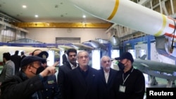 资料照片：伊朗总统马苏德·佩泽希齐扬在德黑兰参观伊朗国防部导弹与防御展览。（2025年2月2日）