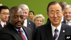 Ban Ki-moon, Secrétaire général de Nations unies, à droite, et Joseph Kabila, président de la RDC, au siège des Nations unies, à New York, 27 septembre 2012.