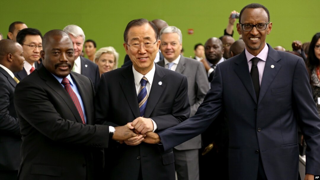 Presiden DRC Joseph Kabila (kiri) berjabat tangan dengan seterunya, Presiden Rwanda Paul Kagame disaksikan oleh Sekjen PBB Ban Ki-moon (foto: dok). 