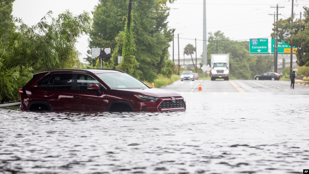 Một chiếc xe hơn nằm trong nước lũ gần Đại lộ Spruill ở North Charleston, bang South Carolina, khi Bão nhiệt đới Debby ập đến, ngày 6 tháng 8 năm 2024.