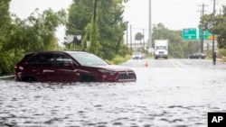 Una vista de una carretera inundada en North Charleston, Carolina del Sur, el martes 6 de agosto de 2024.