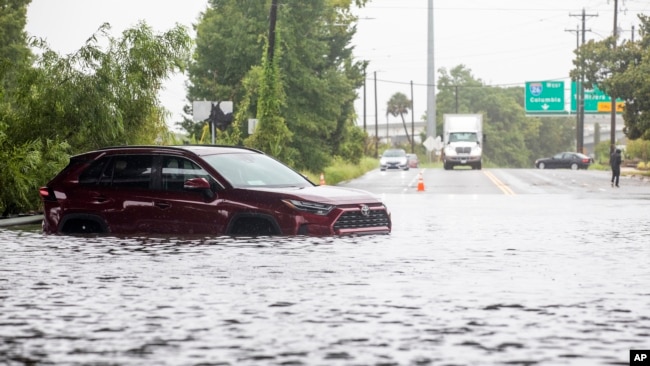 Una vista de una carretera inundada en North Charleston, Carolina del Sur, el martes 6 de agosto de 2024.