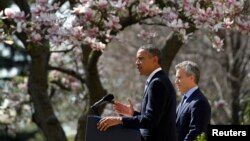 El presidente Obama habla sobre el presupuesto acompañado del director interino de la oficina de Presupuesto, Jeff Zients, en la rosaleda de la Casa Blanca.