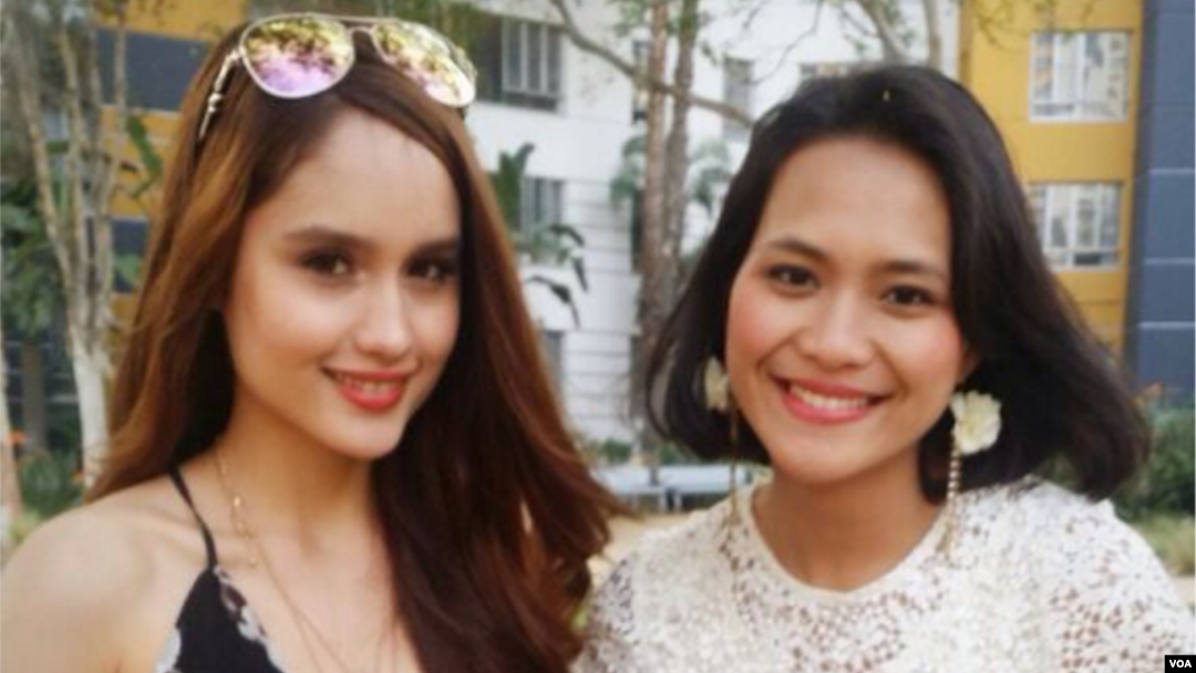 Aktris Cinta Laura dan reporter VOA Ribka Gemilangsari di Los Angeles, California.