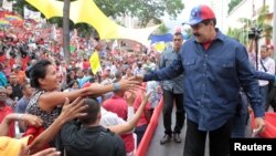 El mandatario venezolano saluda a partidarios durante un acto en apoyo del programa de viviendas del gobierno en el Palacio de Miraflores, en Caracas, el miércoles, 11 de mayo 2016.