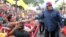 El mandatario venezolano saluda a partidarios durante un acto en apoyo del programa de viviendas del gobierno en el Palacio de Miraflores, en Caracas, el miércoles, 11 de mayo 2016.