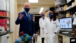 지난 11일 조 바이든 대통령이 국립보건원(NIH)의 백신 연구소를 방문했다. 