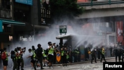 Policías antidisturbios en Hong Kong lanzan chorros de agua a manifestantes el 1 de julio de 2020, en el primer día de una nueva ley de seguridad impuesta por China.