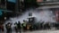 Policías antidisturbios en Hong Kong lanzan chorros de agua a manifestantes el 1 de julio de 2020, en el primer día de una nueva ley de seguridad impuesta por China.