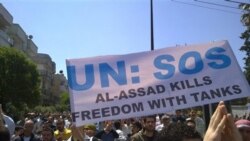 تصویری که مشاهده می کنید مخالفان دولت اسد را در شهر حمص نشان می دهد که با دست نوشته ای که بر روی آن نوشته شده: «اسد آزادی را با تانک می کشد» در خیابان هستند - ۶ مه ۲۰۱۱