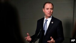 Anggota DPR dari Partai Demokrat, Adam Schiff, yang juga anggota Komite Intelijen DPR, berbicara kepada media di 30 November 2017, di Capitol Hill, in Washington, setelah pertemuan terutup dengan Jaksa Agung Jeff Session.