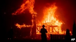 Le feu dévore une habitation à Paradise, en Californie, le 8 novembre 2018.