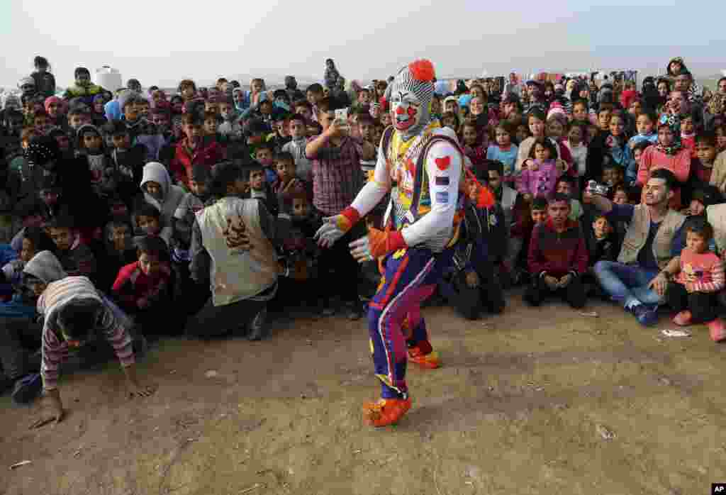 Un payaso se presenta durante la celebración del Año Nuevo para los niños desplazados al este de Mosul en Irak. La presentación es en el campamento de Hassan Sham. (Foto AP)