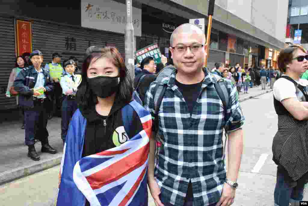 &ldquo;香港人优先&rdquo;团体的成员梁金成等人在游行中( 2017年1月1日，美国之音湯惠芸拍摄）